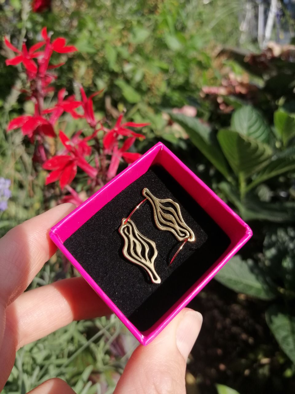 Vulva-Ohrring "Gold" von Luise Zücker (einzeln/ Paar) – Bild 4