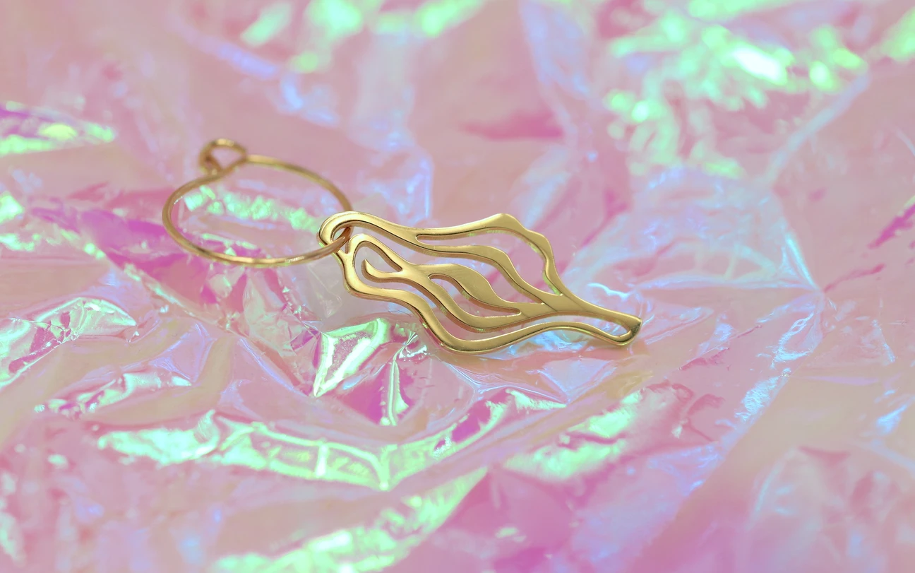 Vulva-Ohrring "Gold" von Luise Zücker (einzeln/ Paar) – Bild 2