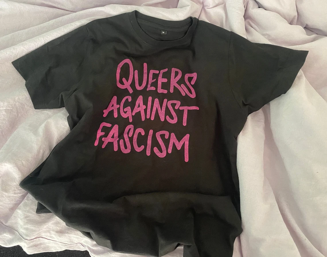 T-Shirt "Queers against fascism" von DTglitzaglitza (6 Größen) – Bild 3